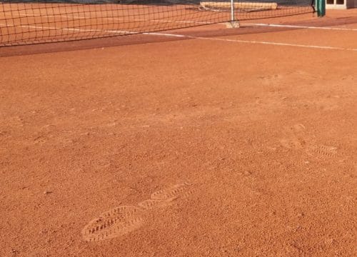 Campo in terra rossa ridotto all’osso, ovvero con i sassi che affiorano!!!