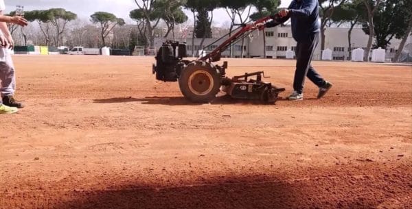 A.A.A. Cercasi info sulle macchine per le manutenzioni dei campi in terra rossa