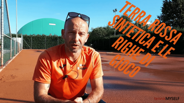 Le righe del campo su una superficie da tennis in terra rossa sintetica