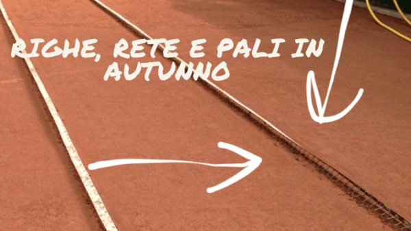 Righe, rete e pali di un campo in terra rossa dismesso per l’autunno.