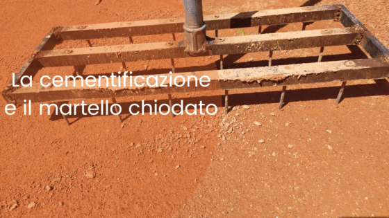 Il campo in terra rossa cementificato e l’uso del martello chiodato